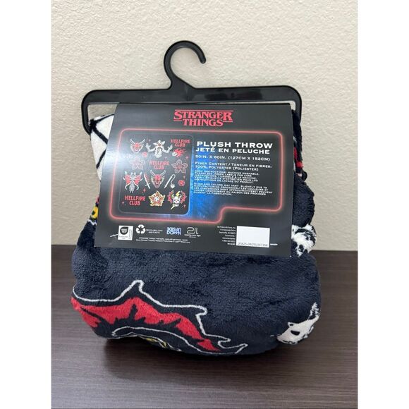 Stranger Things Hellfire Club Monsters Throw Blanket - Picture 2 of 3